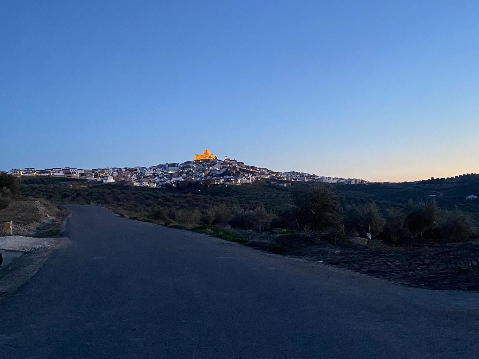 Das weiße Dorf Espejo in Córdoba zur blauen Stunde