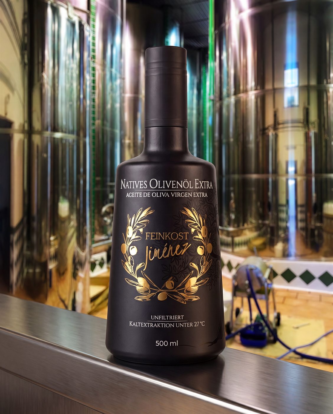 Flasche in der Ölmühle vor den Edelstahltanks