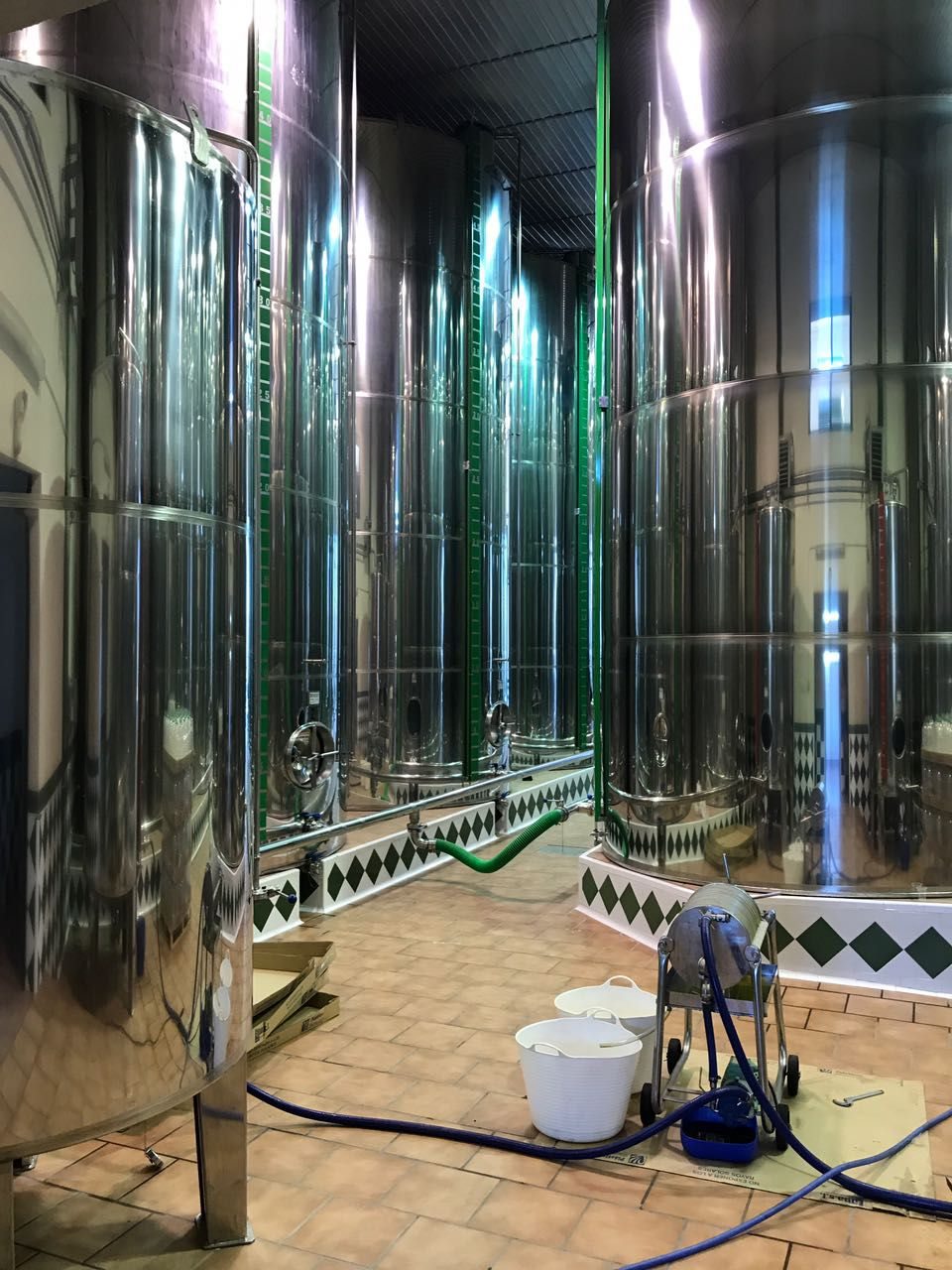 Edelstahltanks in der andalusischen Ölmühle